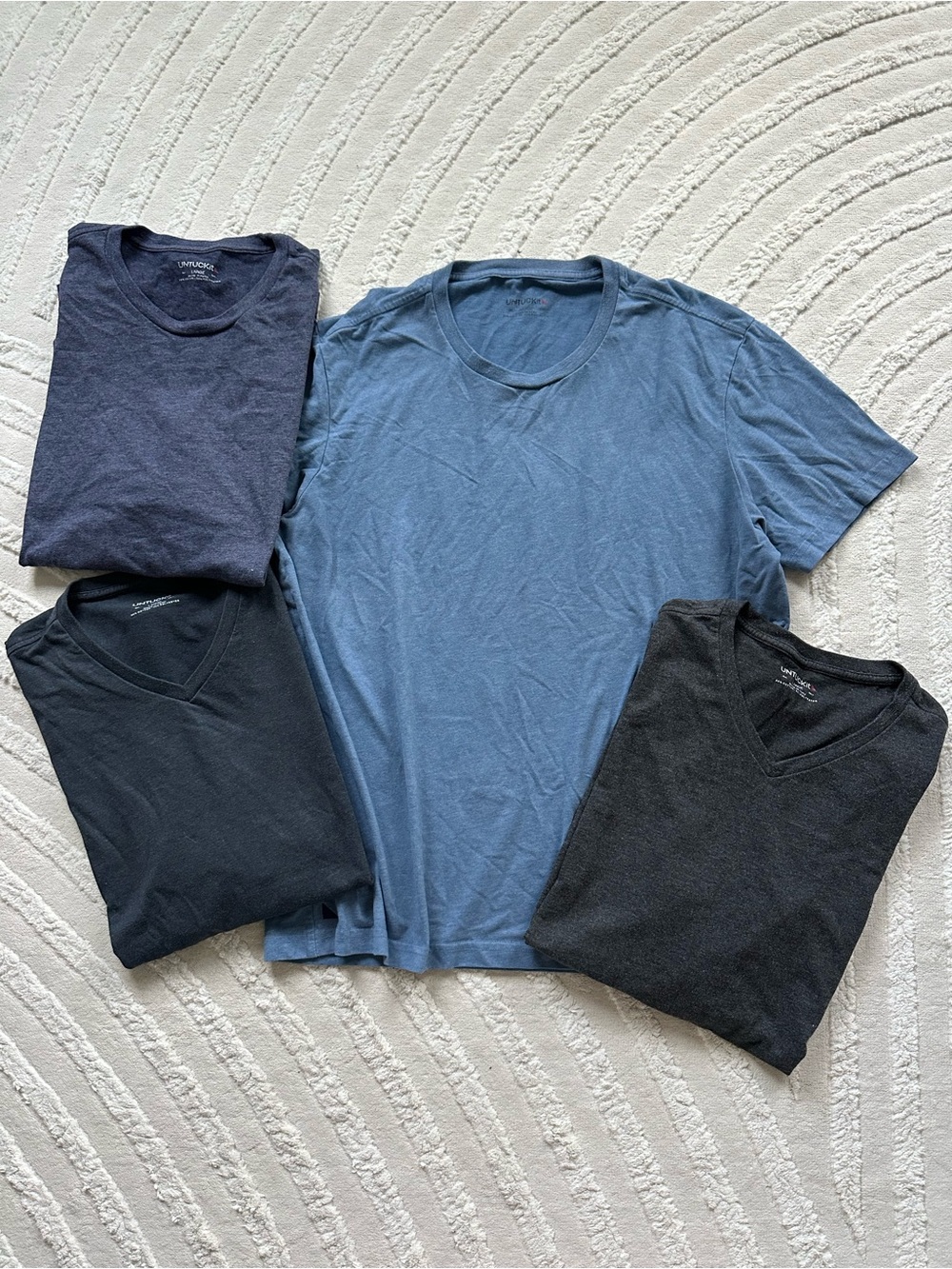 UNTUCKit | V-Neck & Crew Neck Short Sleeve Tee Lot (4) | Blue/Gray